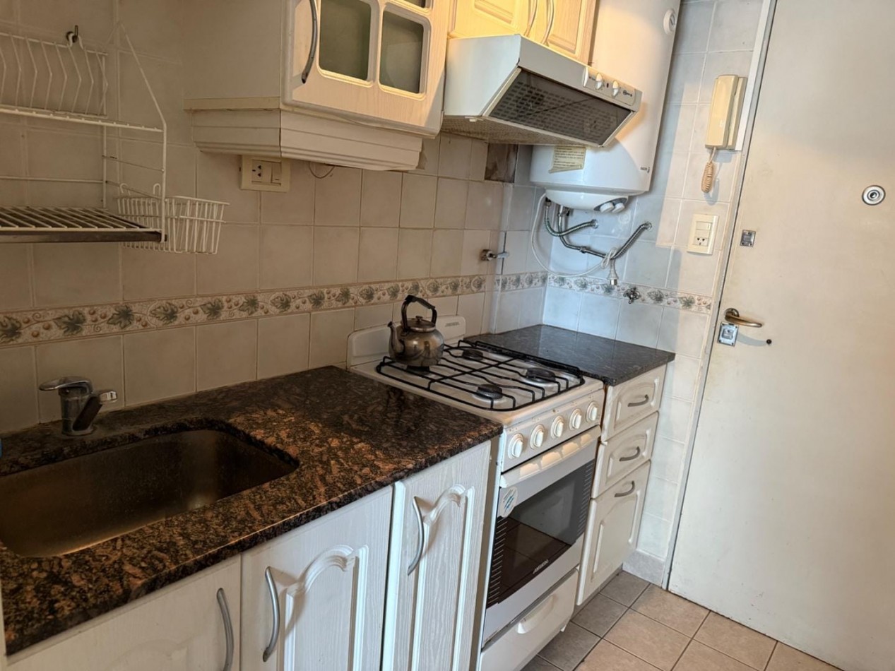 DEPARTAMENTO MONOAMBIENTE  CON COCHERA  VISTA AL MAR . ZONA VARESE