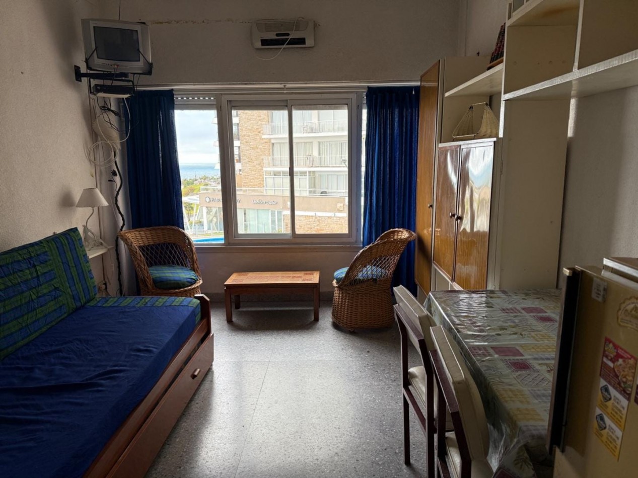 DEPARTAMENTO MONOAMBIENTE  CON COCHERA  VISTA AL MAR . ZONA VARESE