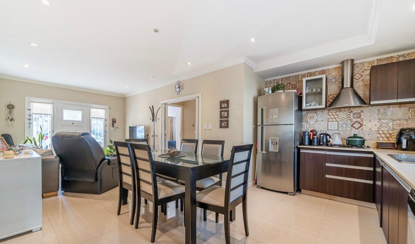 CASA 3 AMBIENTES TOTALMENTE RECICLADA.BARRIO 9 DE JULIO