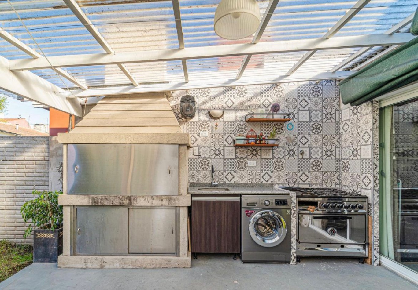 CASA 3 AMBIENTES TOTALMENTE RECICLADA.BARRIO 9 DE JULIO