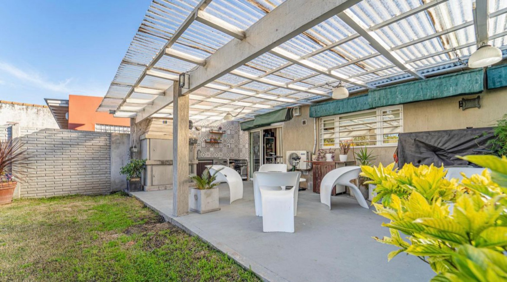 CASA 3 AMBIENTES TOTALMENTE RECICLADA.BARRIO 9 DE JULIO