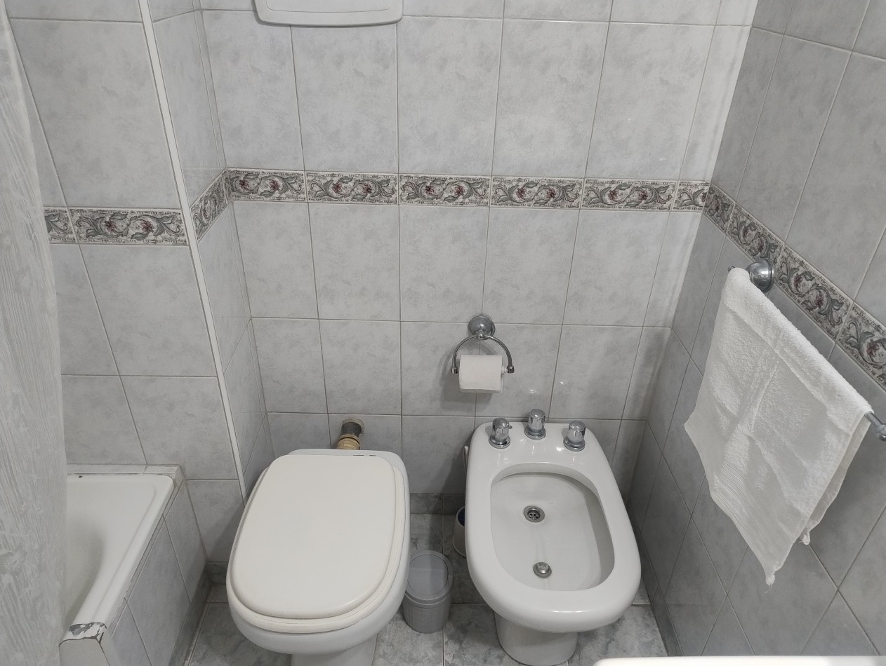 Departamento 3 amb mas dependencia al frente con balcon y cochera plaza colon 