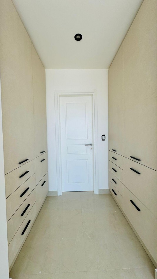 DEPARTAMENTO A ESTRENAR 3 AMBIENTES CON COCHERA Y BAULERA . ENTREGA FEBRERO 2026-PLAYA GRANDE 