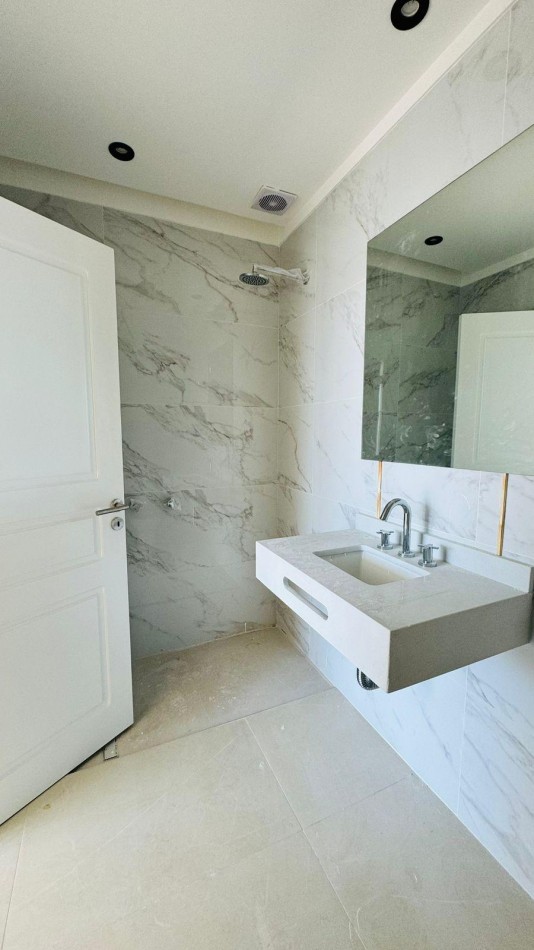 DEPARTAMENTO A ESTRENAR 3 AMBIENTES CON COCHERA Y BAULERA . ENTREGA FEBRERO 2026-PLAYA GRANDE 