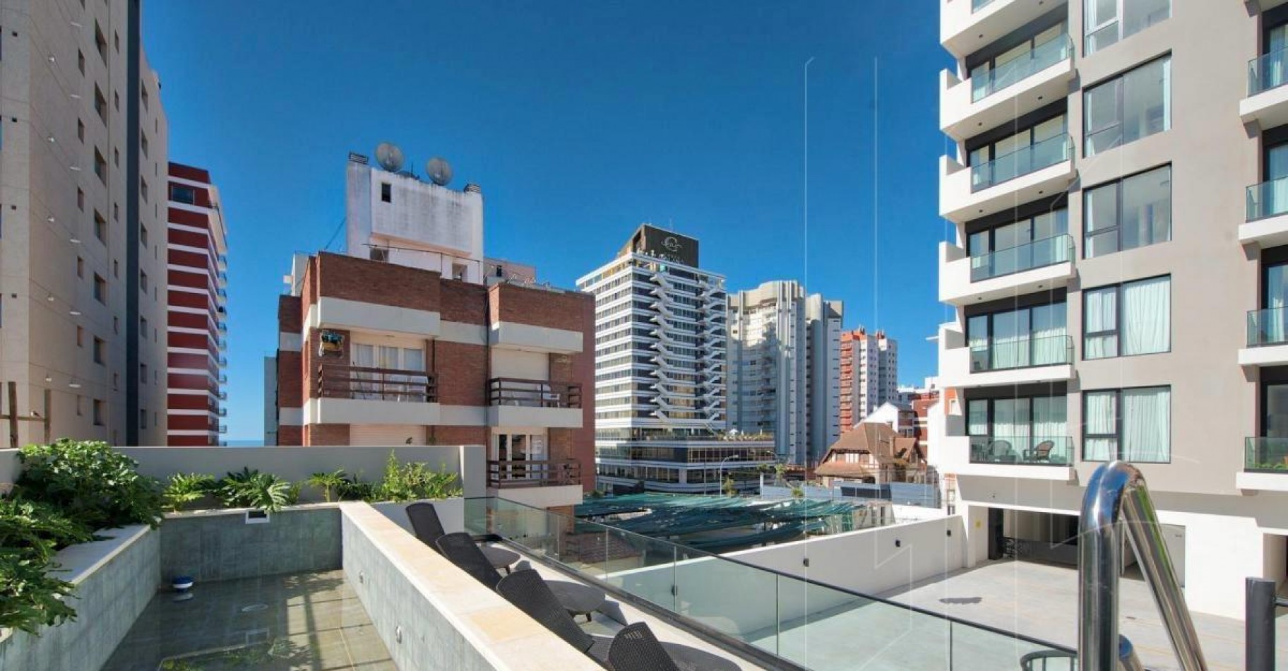 DEPARTAMENTO A ESTRENAR 3 AMBIENTES CON COCHERA Y BAULERA . ENTREGA FEBRERO 2026-PLAYA GRANDE 