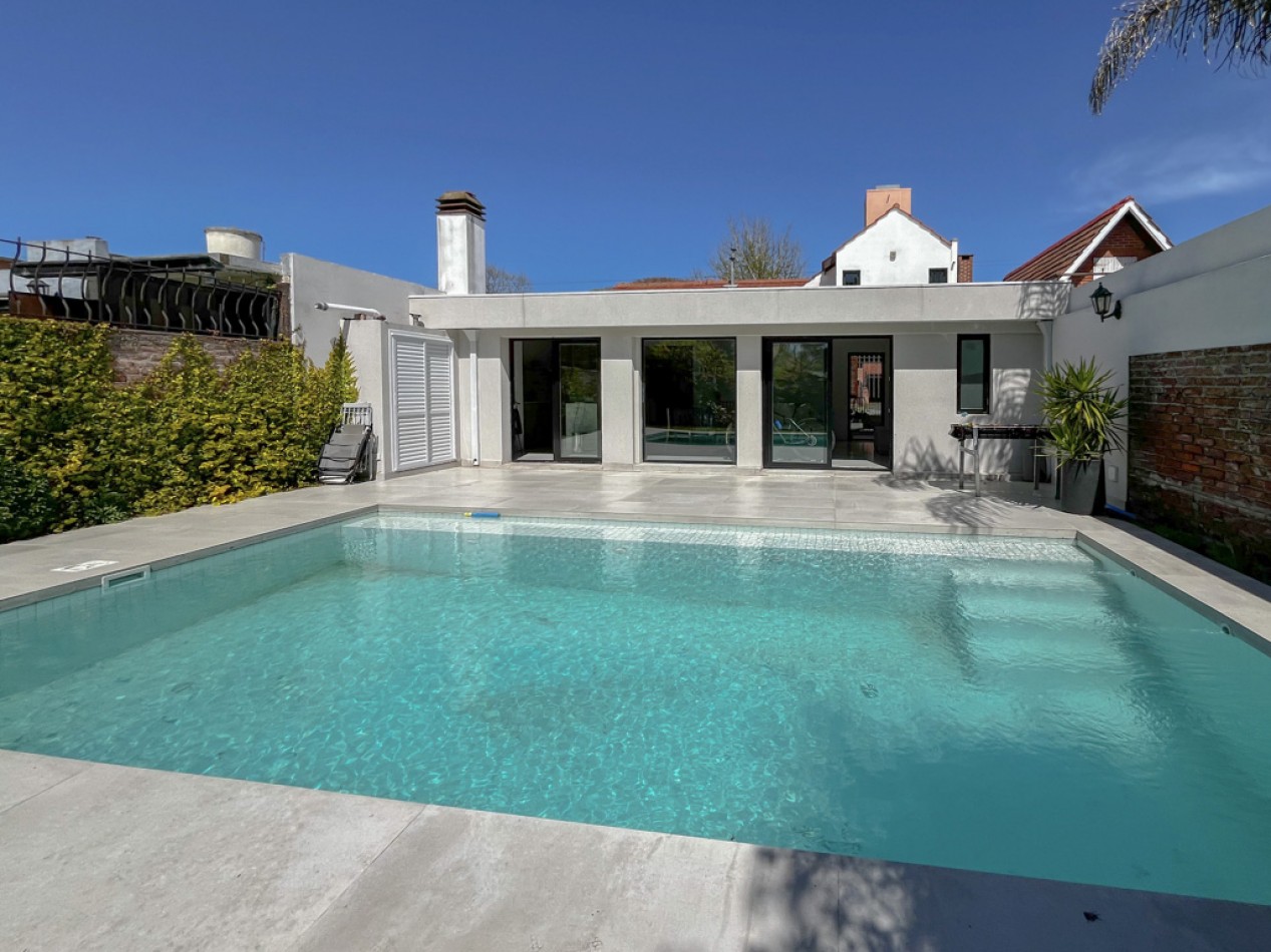 Venta casa 4 ambientes, con piscina y parque, los pinares