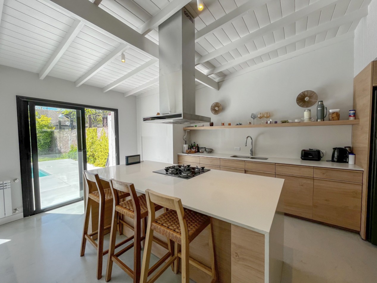 Venta casa 4 ambientes, con piscina y parque, los pinares