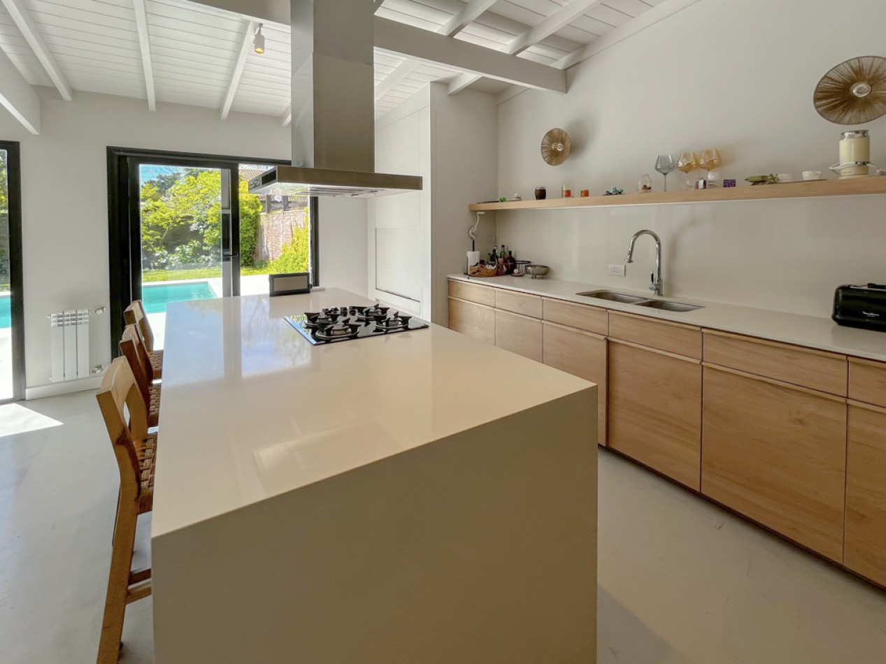 Venta casa 4 ambientes, con piscina y parque, los pinares