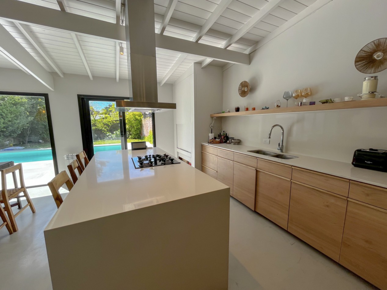 Venta casa 4 ambientes, con piscina y parque, los pinares