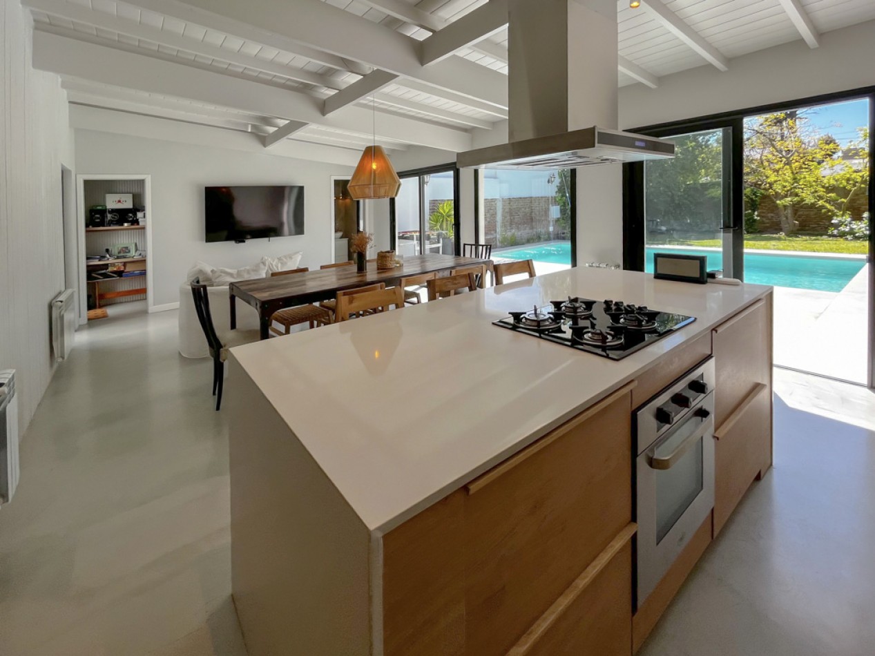 Venta casa 4 ambientes, con piscina y parque, los pinares