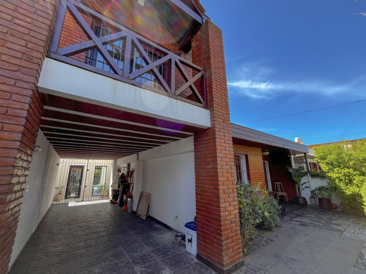 Venta casa 4 ambientes, con piscina y parque, los pinares