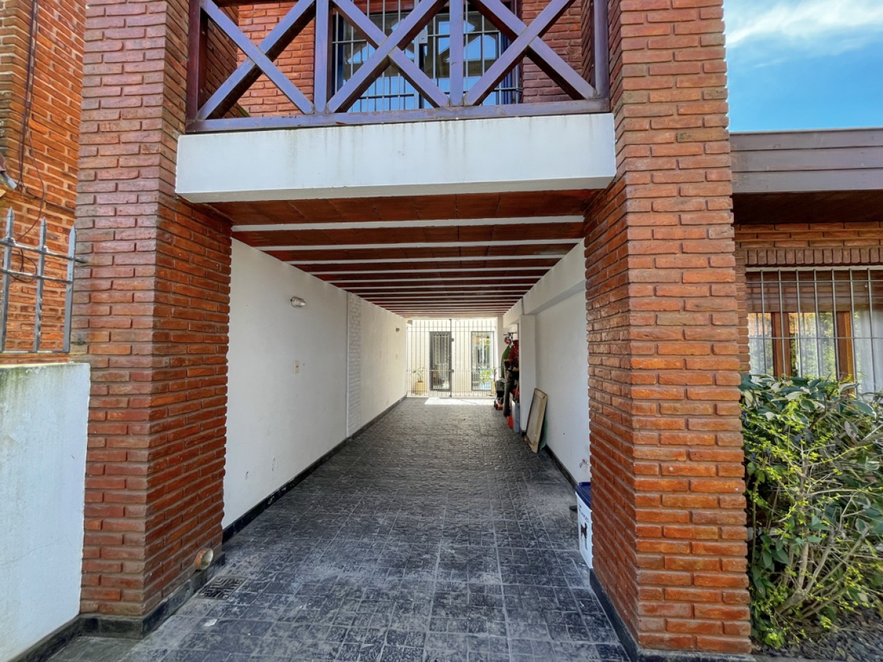 Venta casa 4 ambientes, con piscina y parque, los pinares