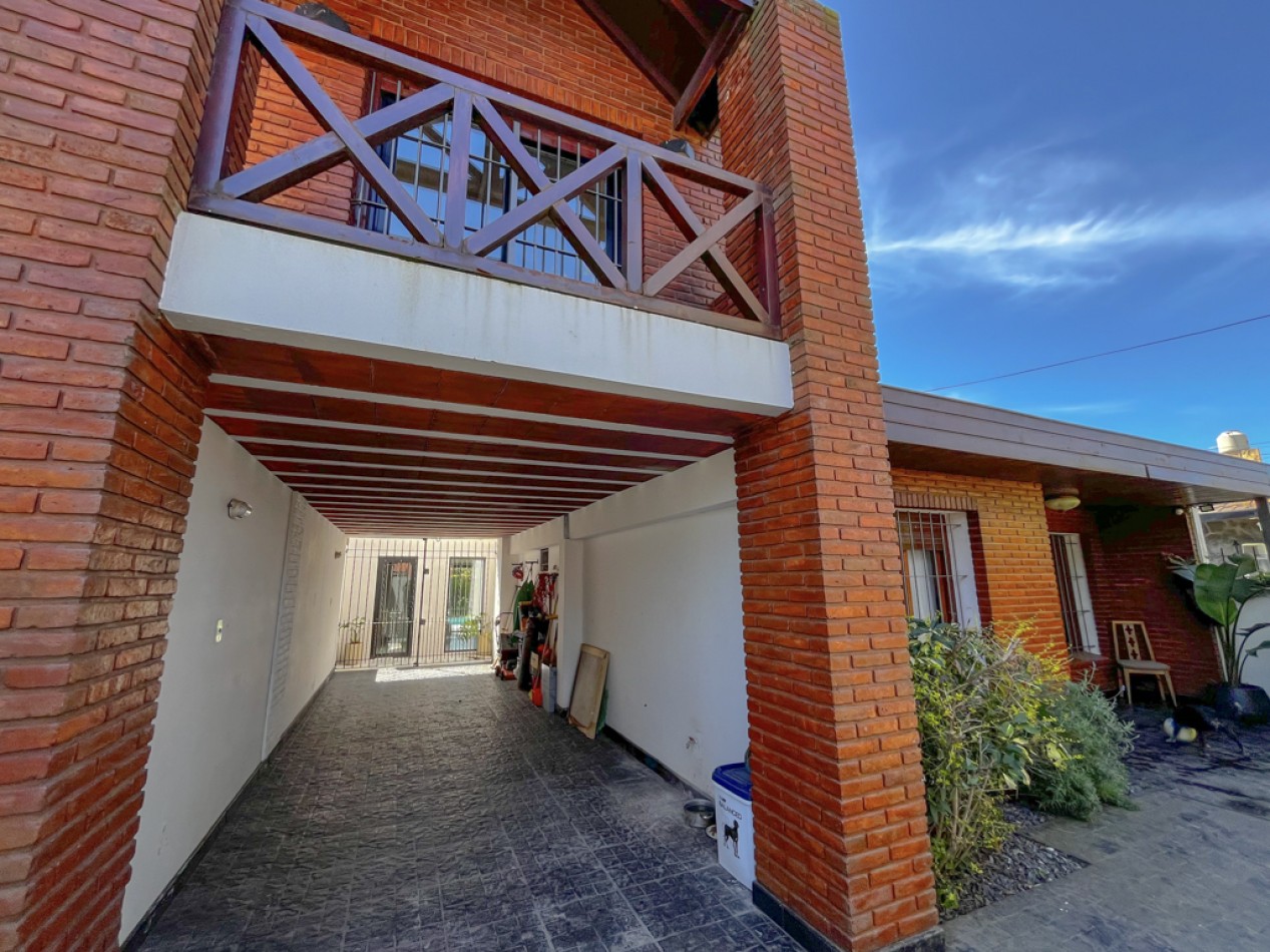 Venta casa 4 ambientes, con piscina y parque, los pinares