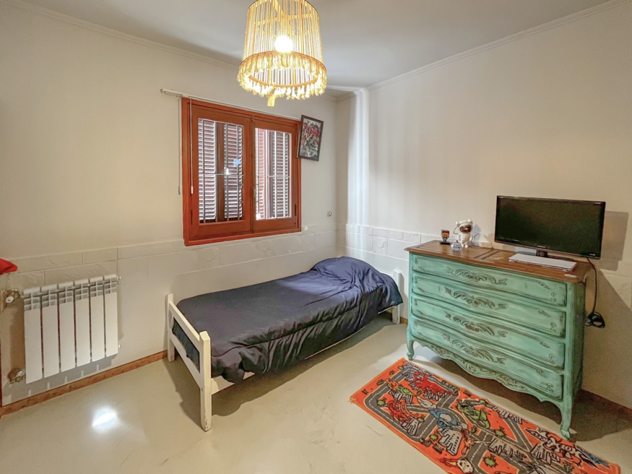 Venta casa 4 ambientes, con piscina y parque, los pinares