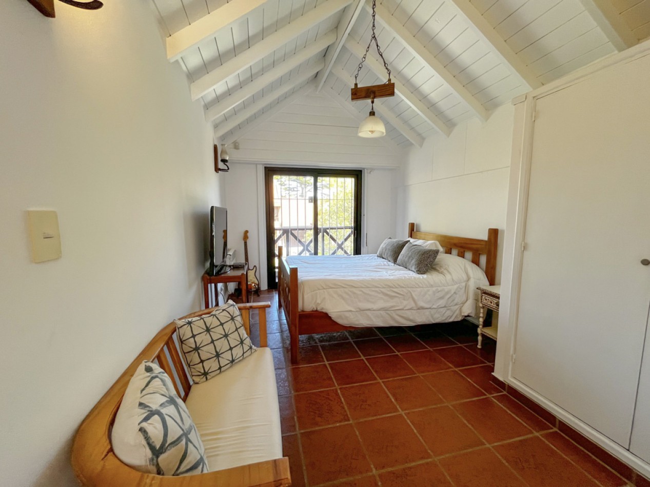 Venta casa 4 ambientes, con piscina y parque, los pinares