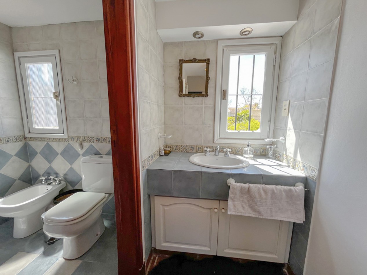 Venta casa 4 ambientes, con piscina y parque, los pinares