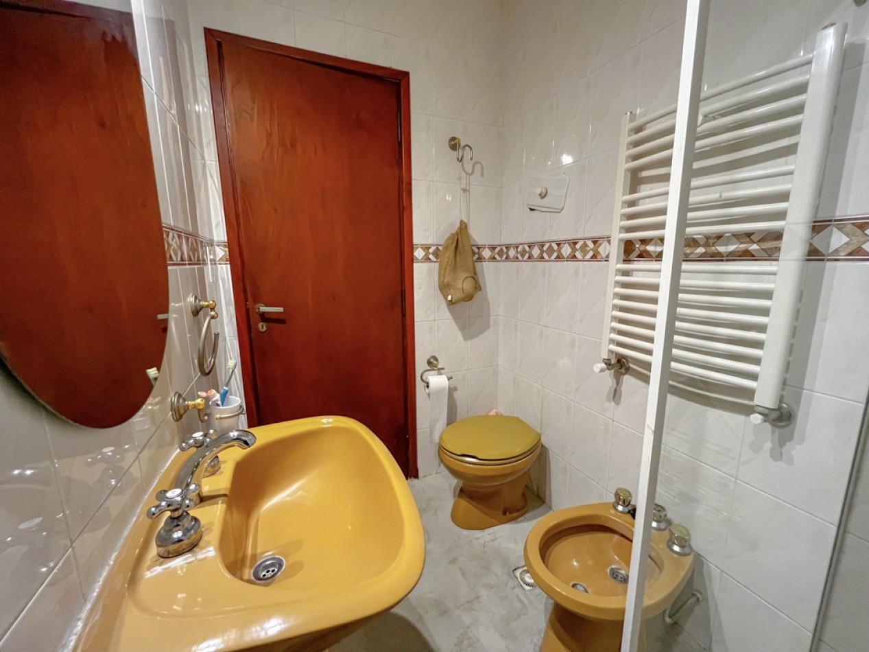 Venta casa 4 ambientes, con piscina y parque, los pinares