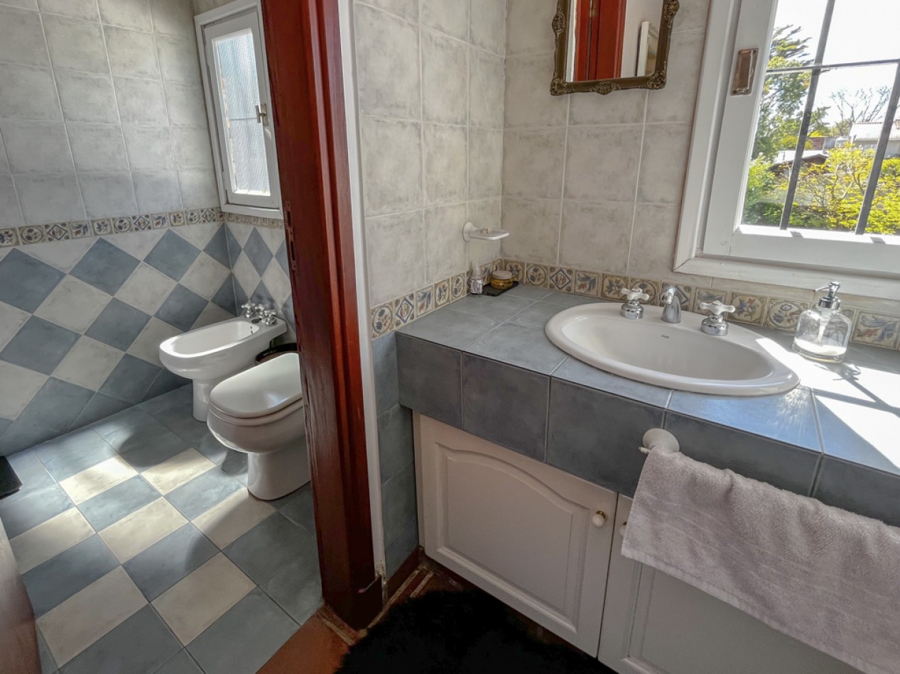 Venta casa 4 ambientes, con piscina y parque, los pinares