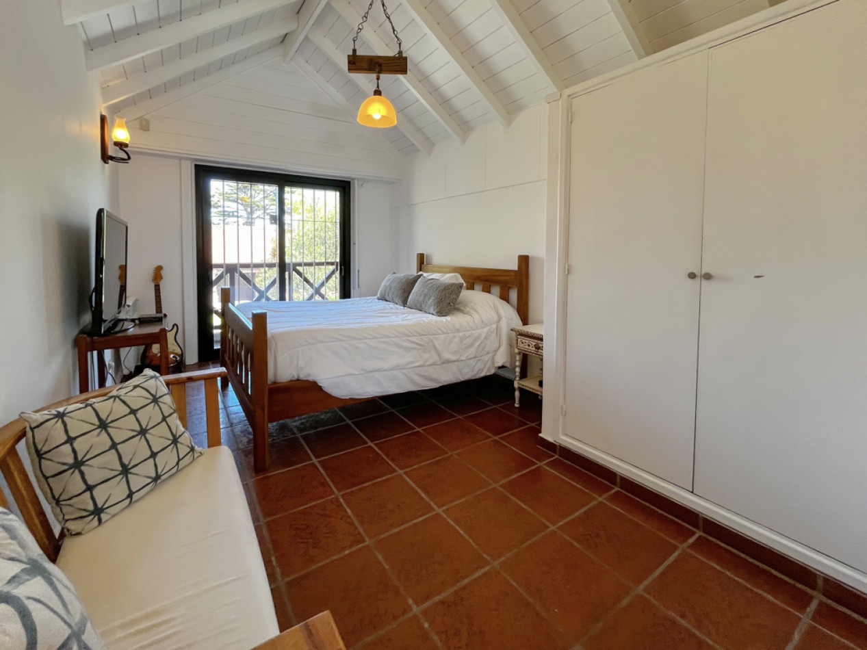 Venta casa 4 ambientes, con piscina y parque, los pinares