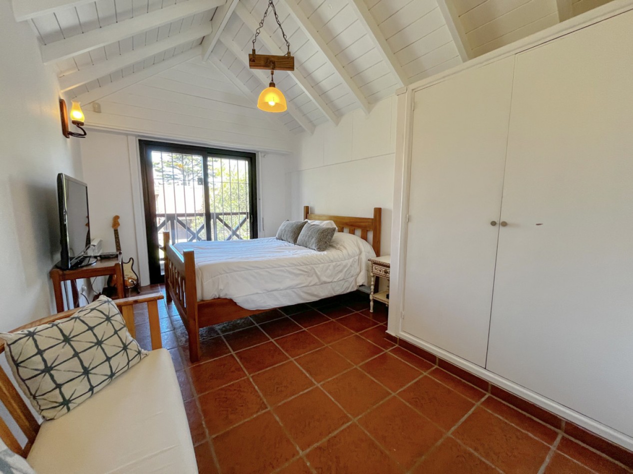 Venta casa 4 ambientes, con piscina y parque, los pinares