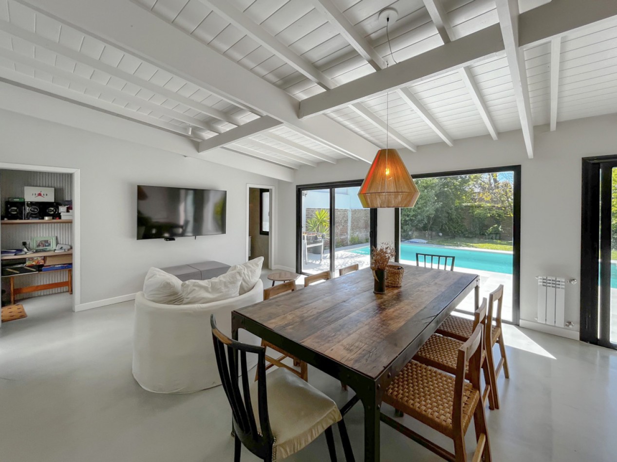 Venta casa 4 ambientes, con piscina y parque, los pinares