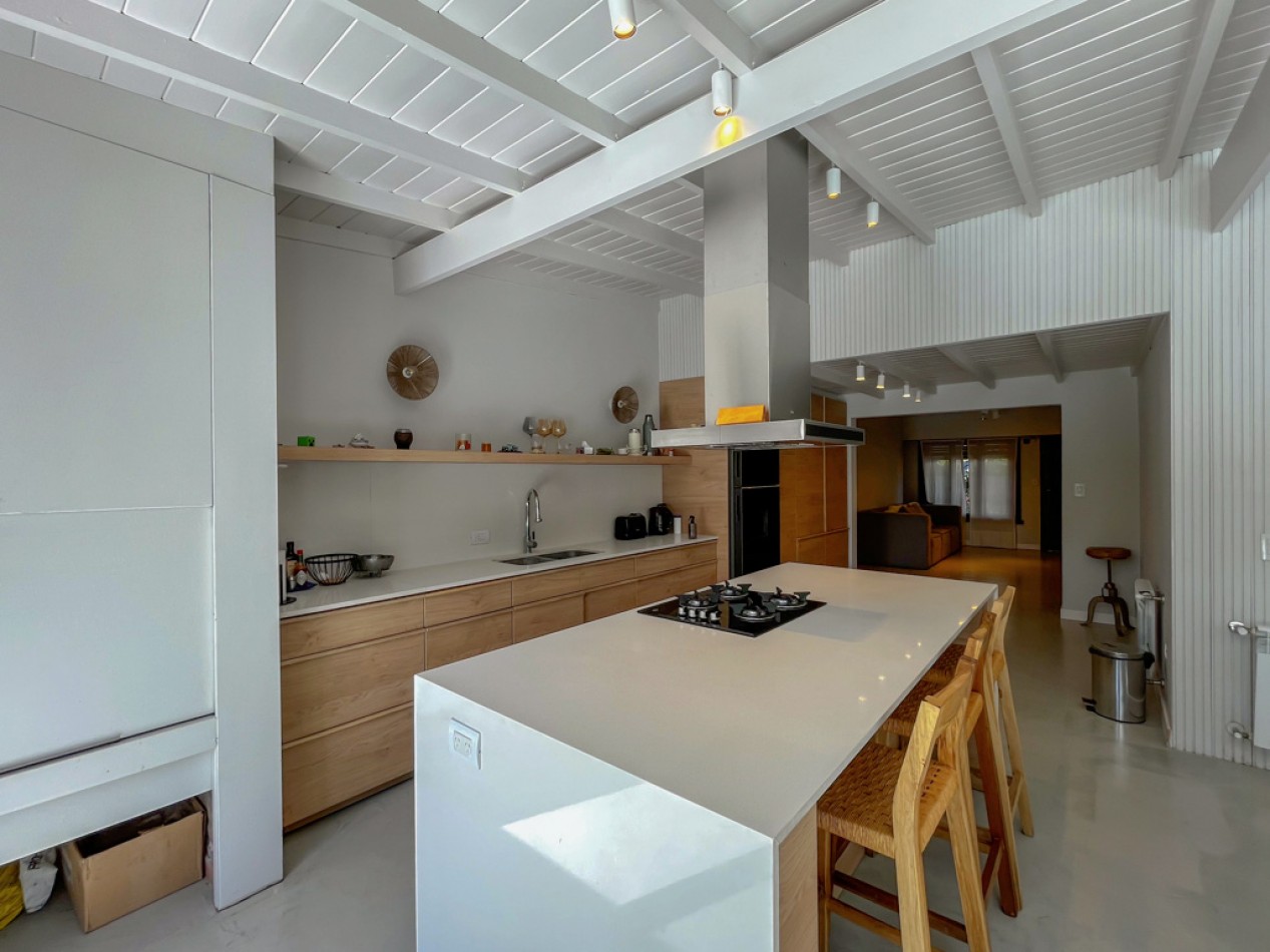 Venta casa 4 ambientes, con piscina y parque, los pinares