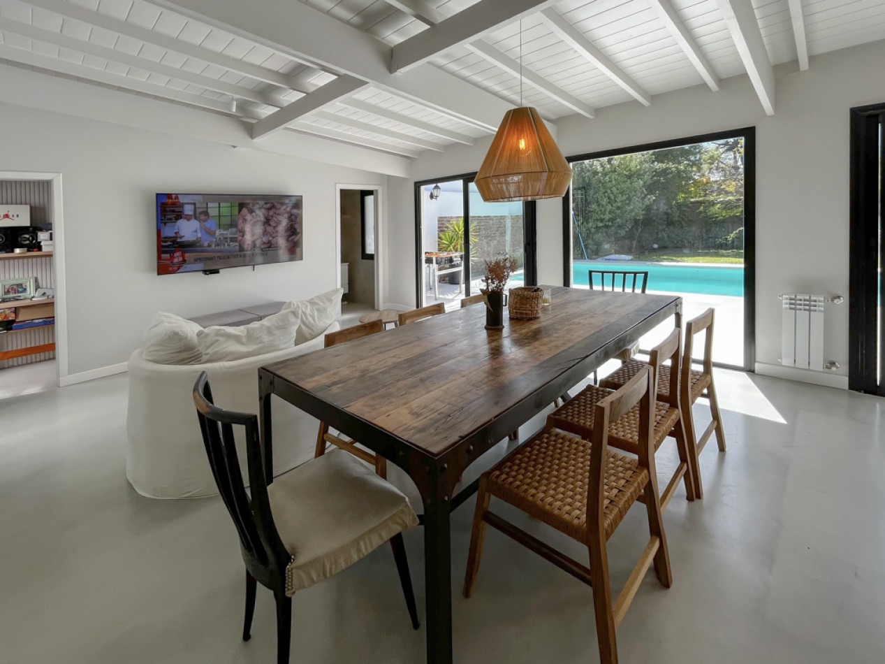 Venta casa 4 ambientes, con piscina y parque, los pinares