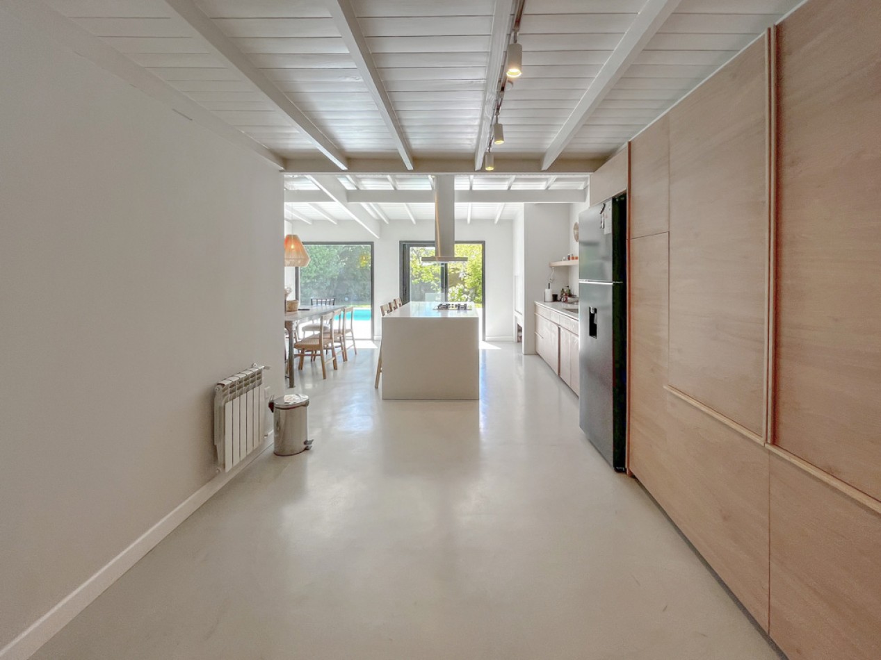 Venta casa 4 ambientes, con piscina y parque, los pinares