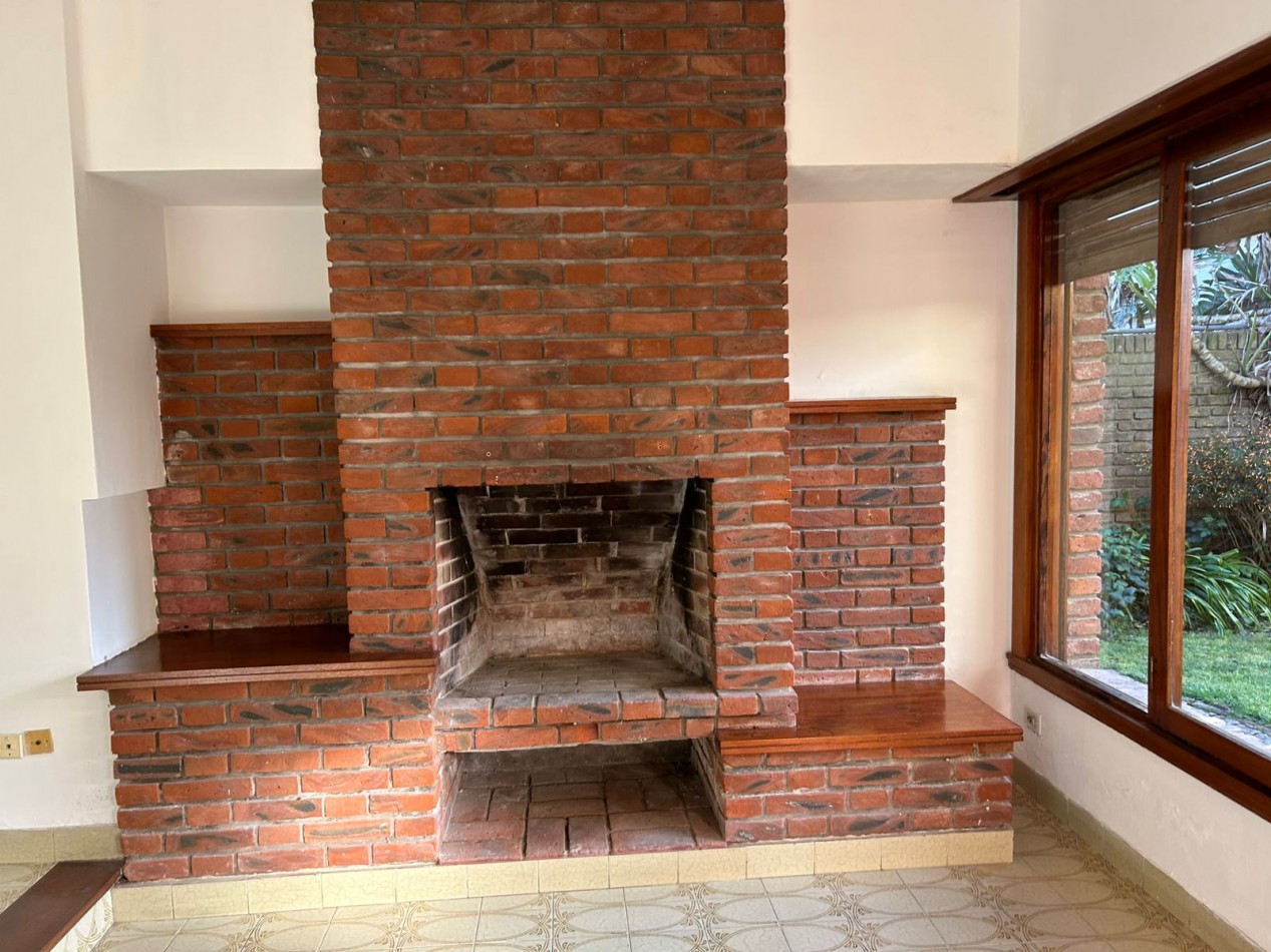 CASA 4 AMBIENTES CON PARQUE .LOS PINARES APTO CREDITO.