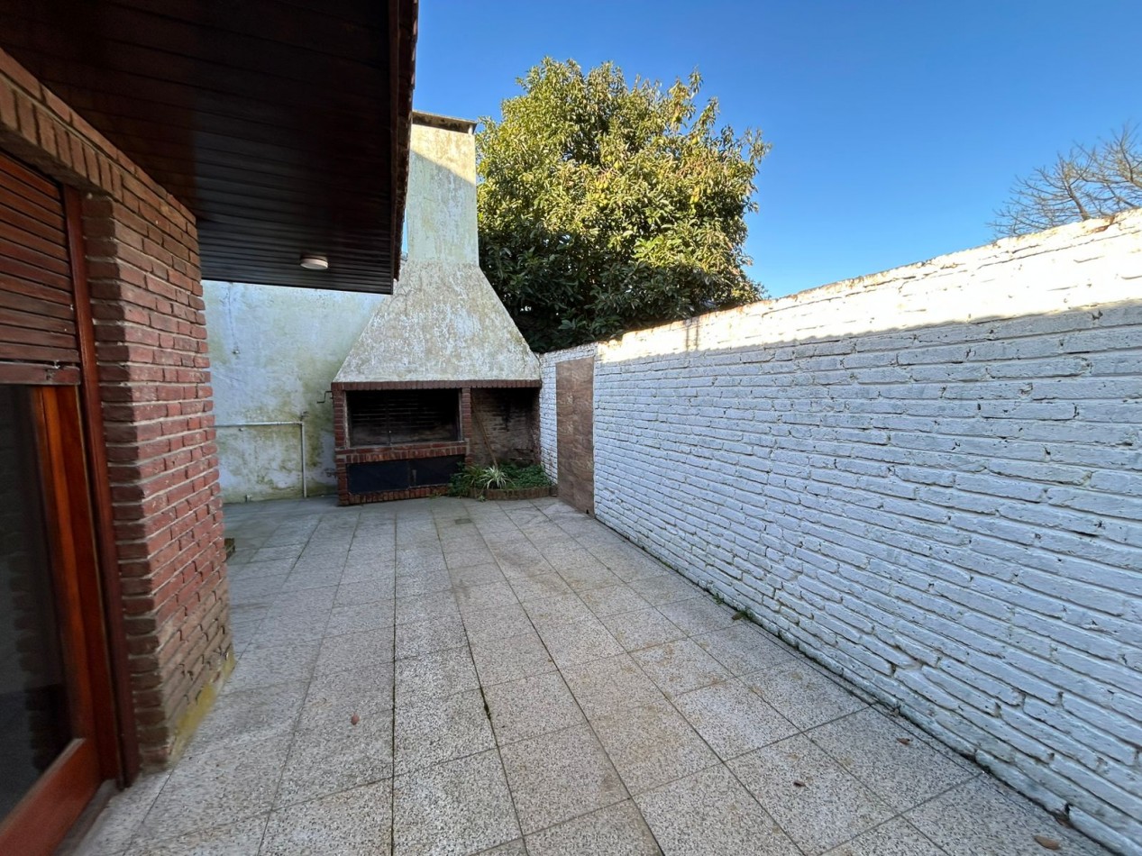 CASA 4 AMBIENTES CON PARQUE .LOS PINARES APTO CREDITO.