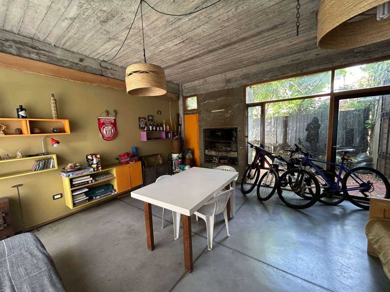 CASA EN PH TOTALMENTE INDEPENDIENTE 4 AMBIENTES CON ESCRITORIO QUINCHO CUBIERTO Y PARQUE .APTO CREDITO