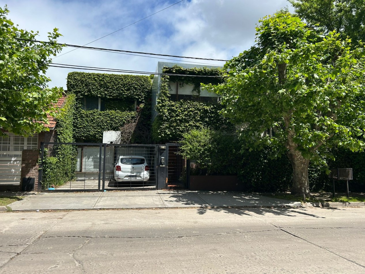 CASA EN PH TOTALMENTE INDEPENDIENTE 4 AMBIENTES CON ESCRITORIO QUINCHO CUBIERTO Y PARQUE .APTO CREDITO