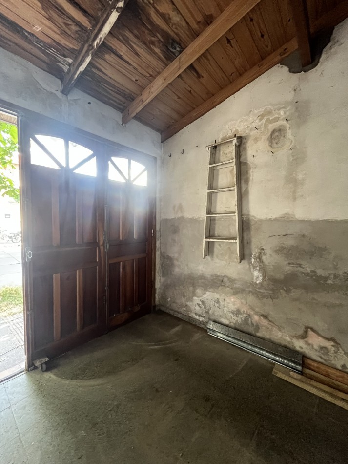 VENTA DOS PH 2 Y 3 AMBIENTES A RECICLAR EN POMPEYA. VENTA EN BLOCK 