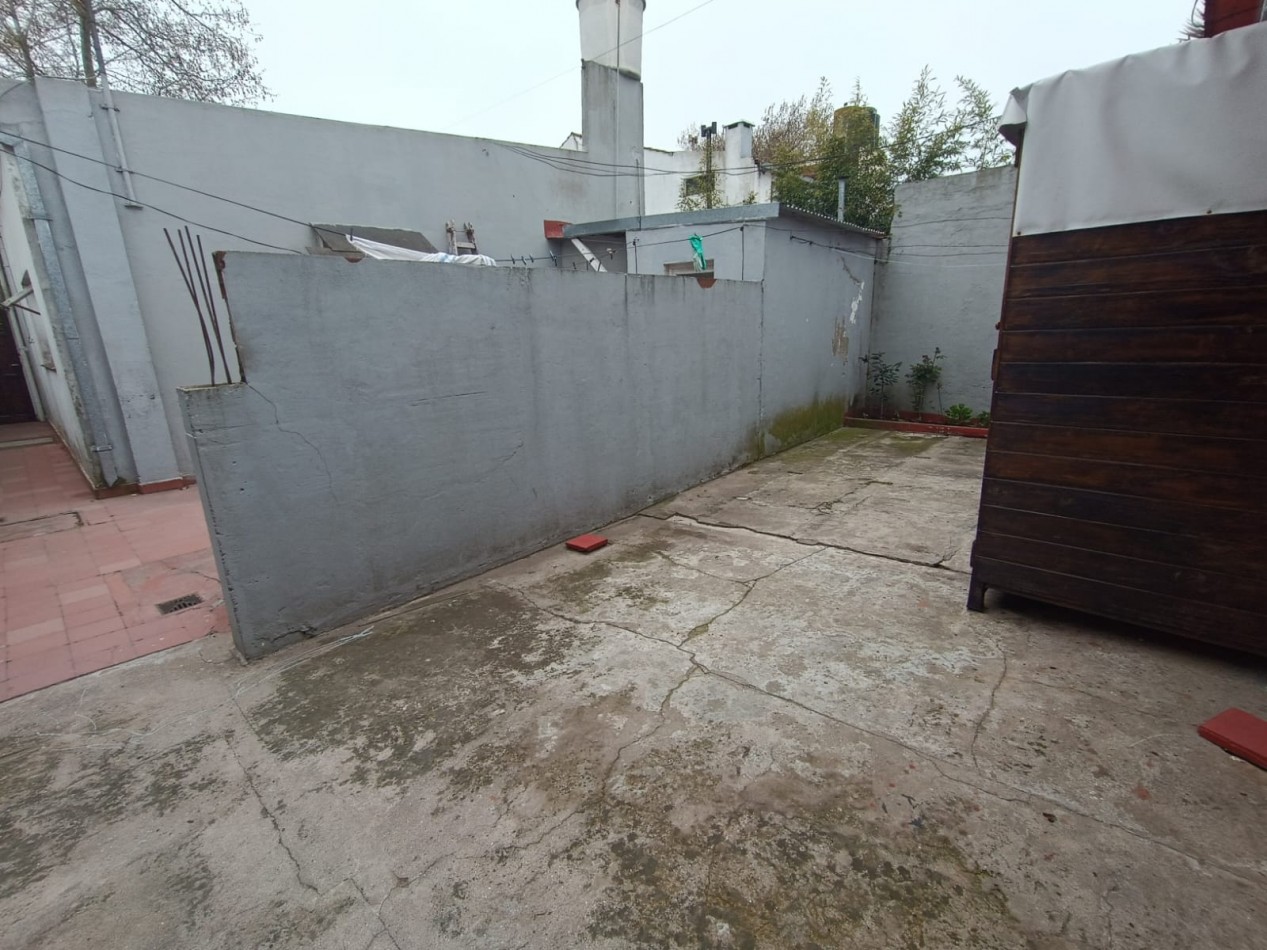 VENTA DOS PH 2 Y 3 AMBIENTES A RECICLAR EN POMPEYA. VENTA EN BLOCK 