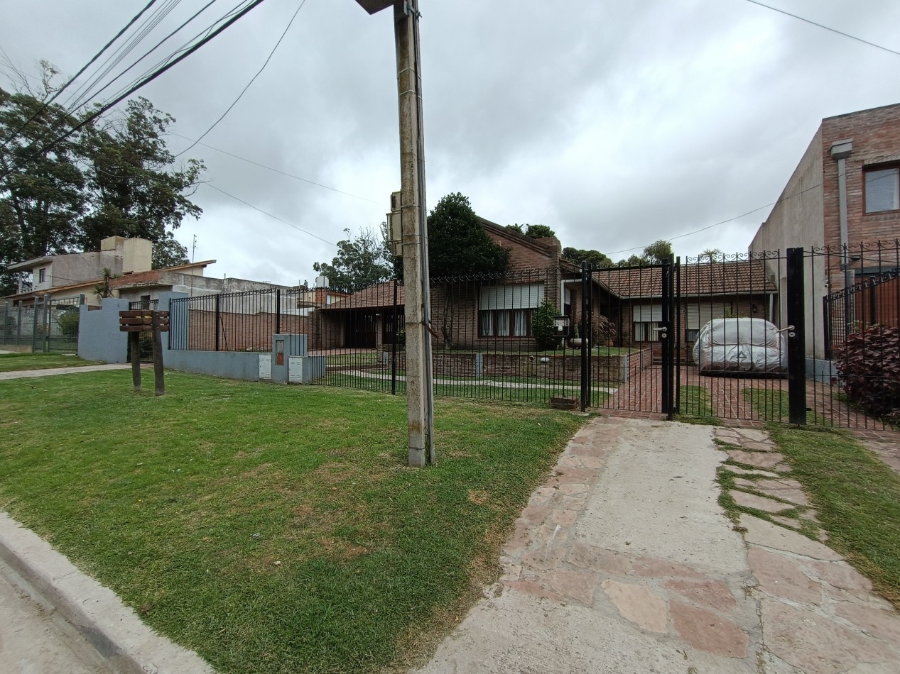 Casa 3 ambientes sobre dos lotes + departamento, cochera, quincho parque en Colinas de Peralta Ramos
