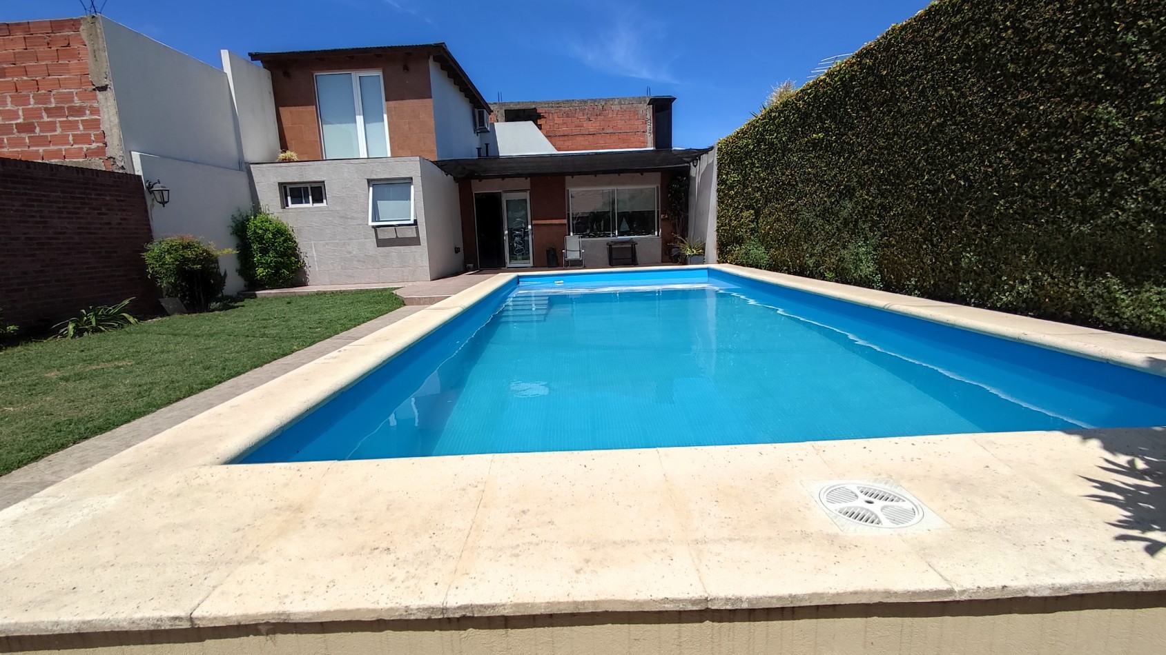 Chalet 5 ambientes C/pileta y Quincho