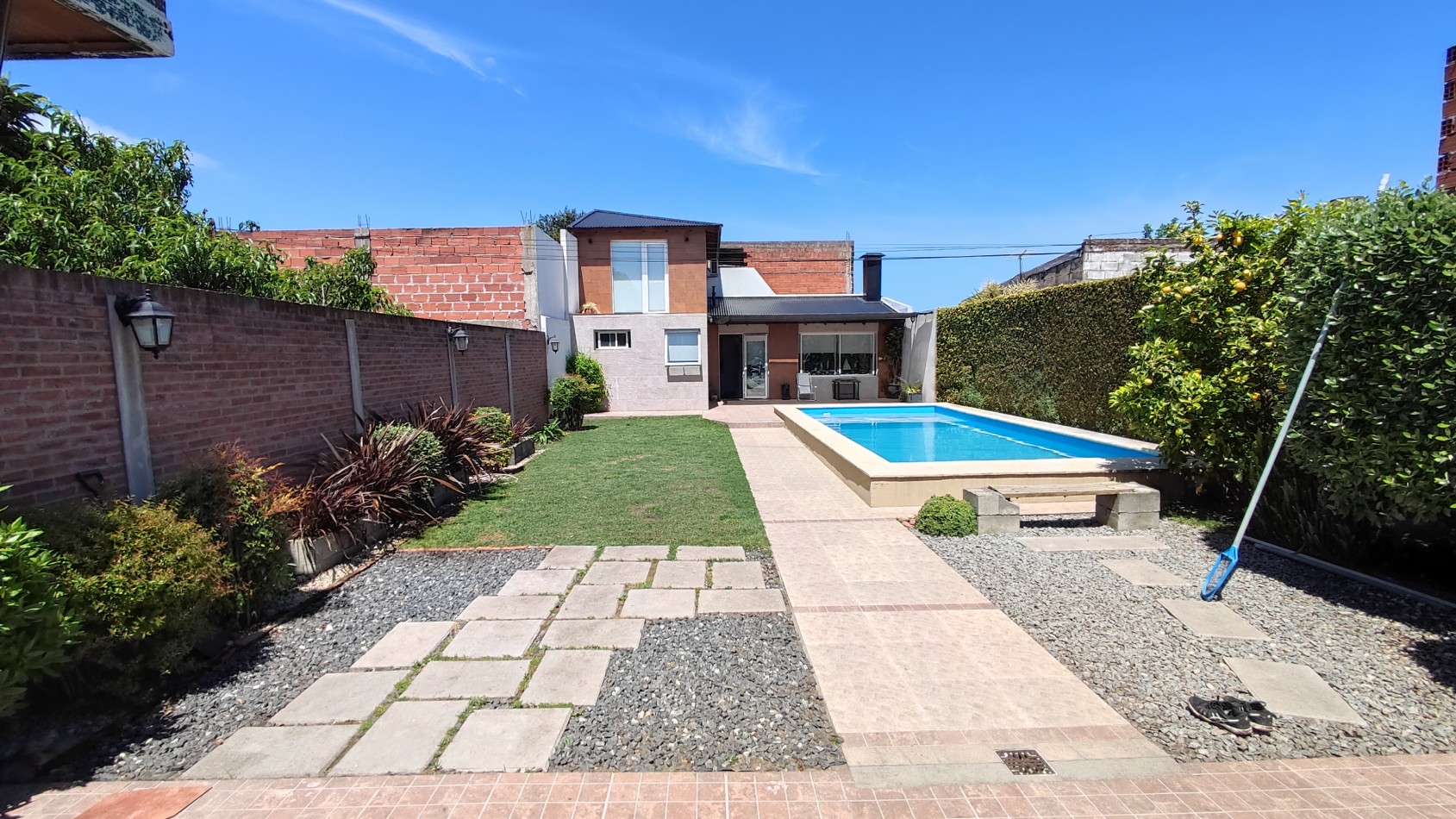 Chalet 5 ambientes C/pileta y Quincho