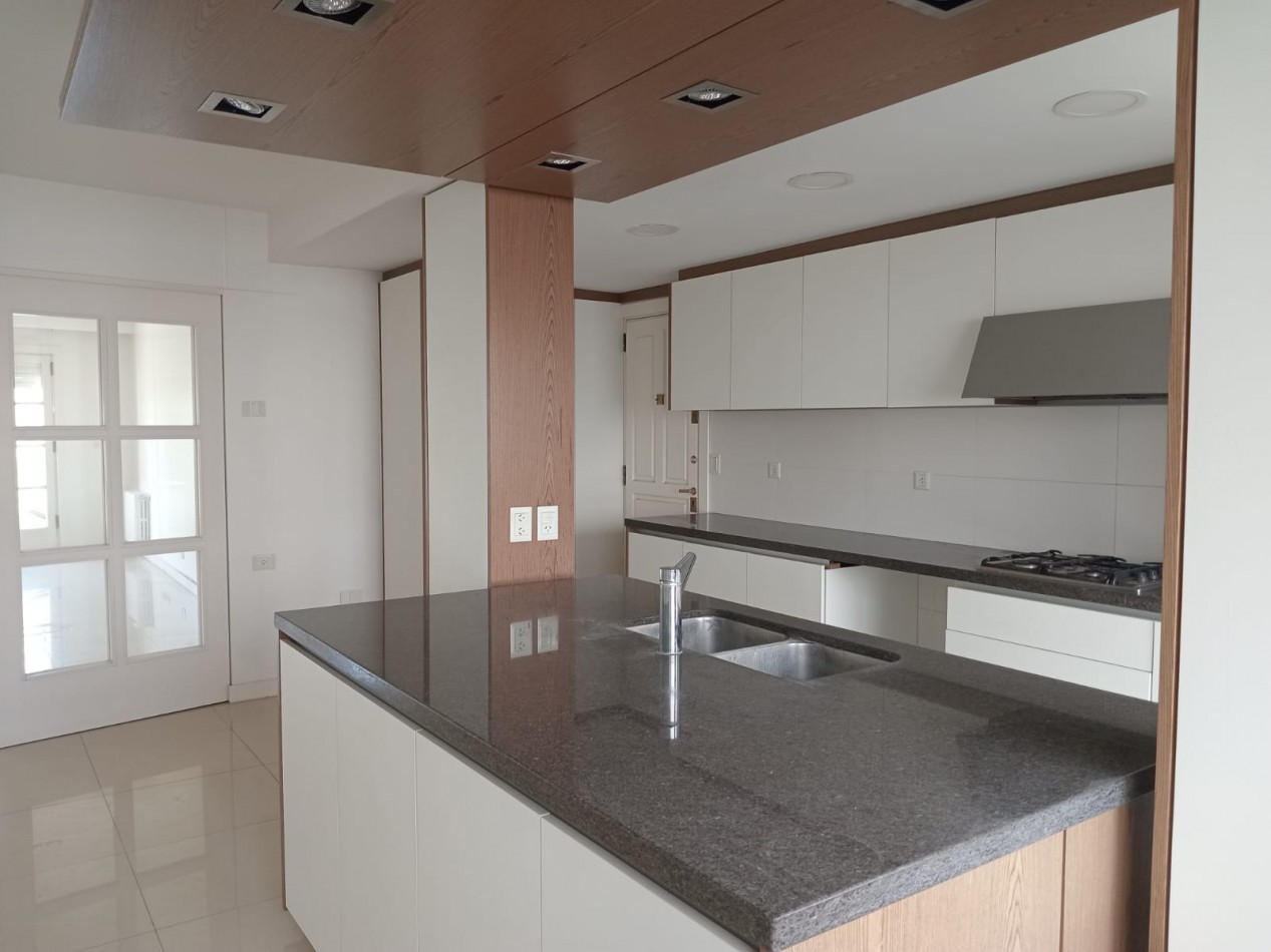 SEMIPISO 4 AMBIENTES CON BALCON SALIENTE Y COCHERA