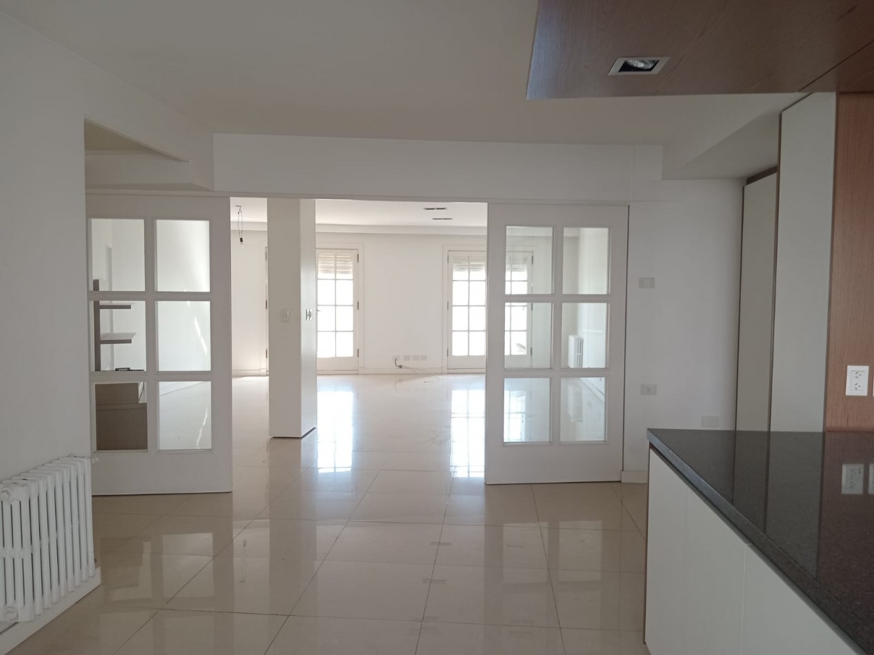 SEMIPISO 4 AMBIENTES CON BALCON SALIENTE Y COCHERA