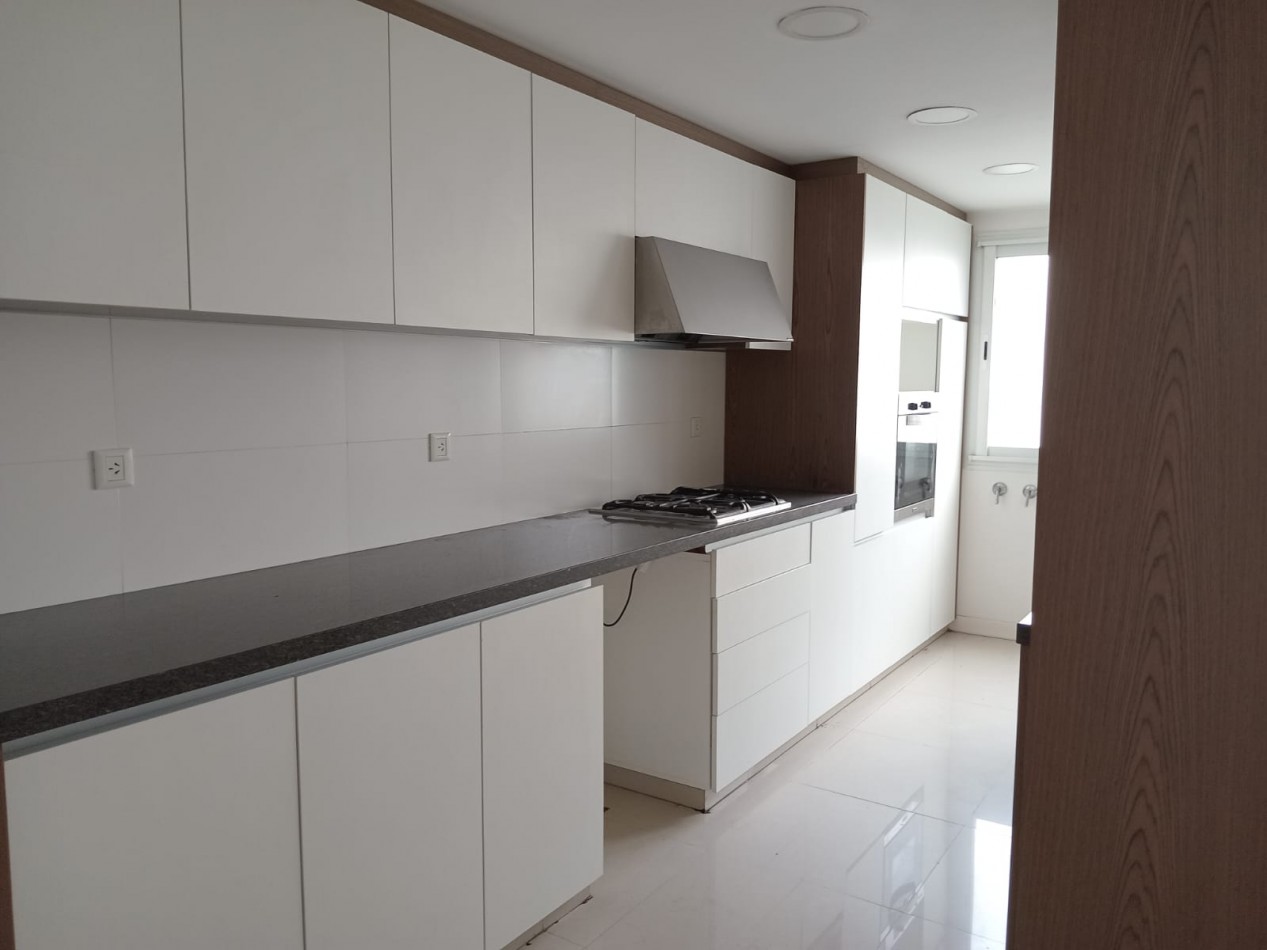 SEMIPISO 4 AMBIENTES CON BALCON SALIENTE Y COCHERA