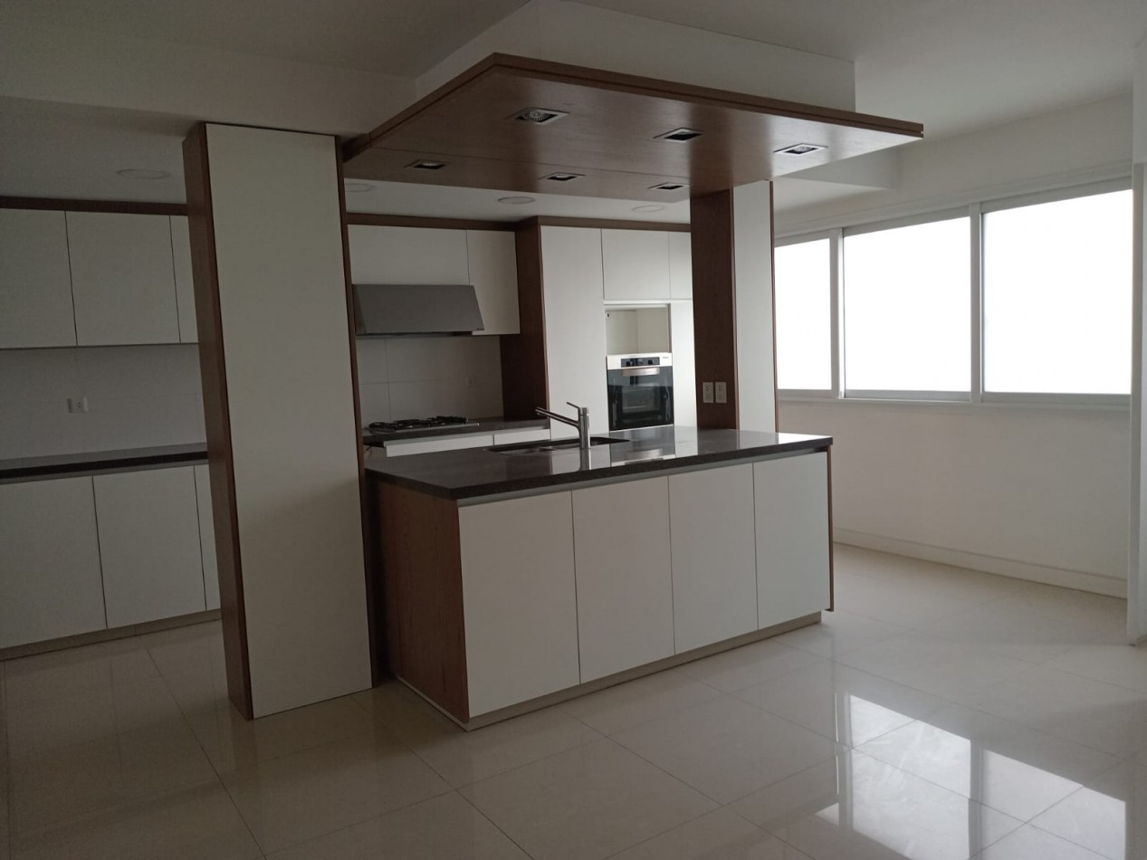 SEMIPISO 4 AMBIENTES CON BALCON SALIENTE Y COCHERA