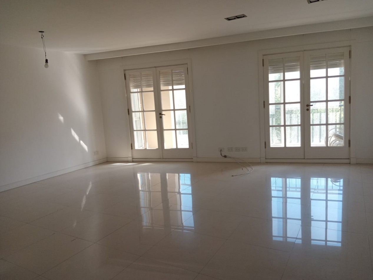 SEMIPISO 4 AMBIENTES CON BALCON SALIENTE Y COCHERA