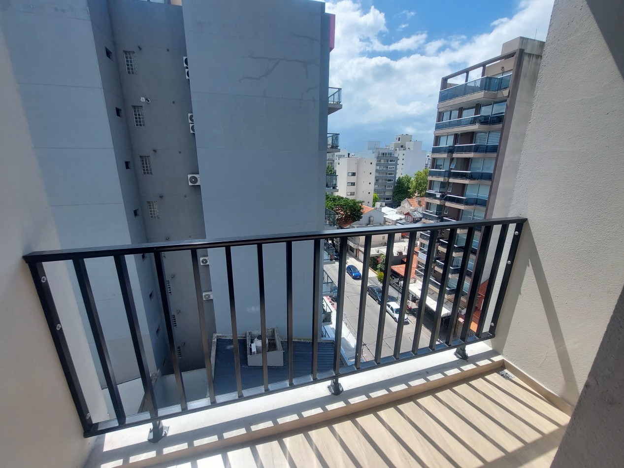 Tres ambientes con gran balcon, parrilla y cochera doble.