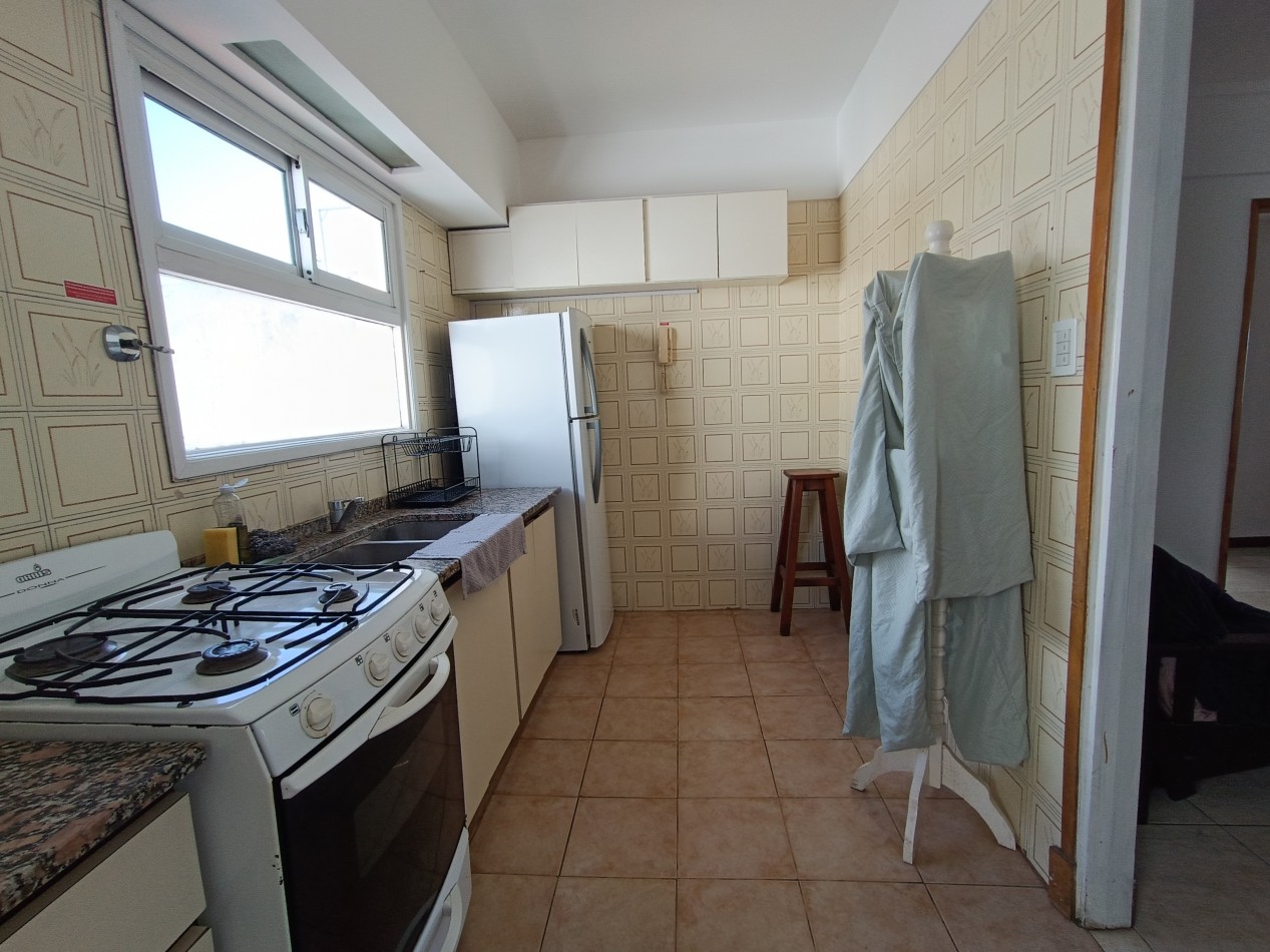 DEPARTAMENTO 3 AMBIENTES A LA CALLE CON BALCON + DEPENDENCIA/LAVADERO EN LA PERLA. AMOBLADO