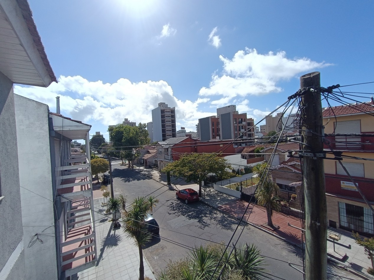 DEPARTAMENTO 3 AMBIENTES A LA CALLE CON BALCON + DEPENDENCIA/LAVADERO EN LA PERLA. AMOBLADO