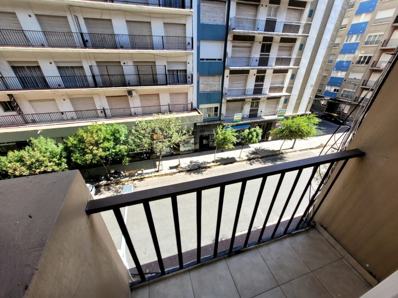 VENTA MONOAMBIENTE RECICLADO CON BALCON A LA CALLE PLAZA COLON