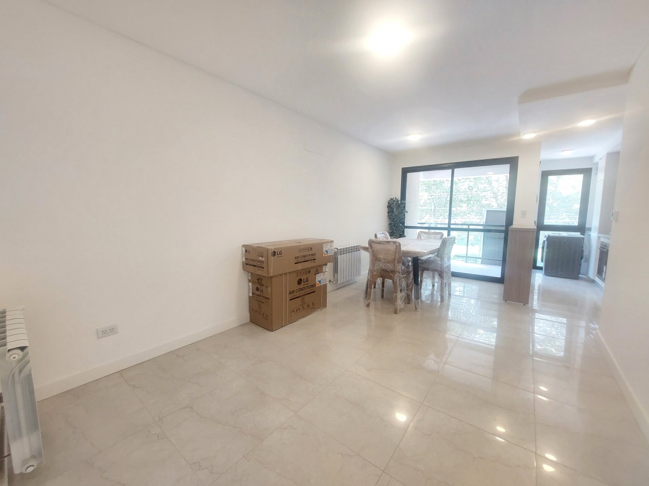 Dos ambientes con balcon al frente, toilette, vestidor y Dormitorio en suite.