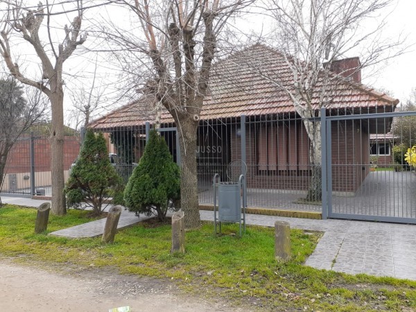 CASA 5 AMBIENTES CON PARQUE Y QUINCHO - BARRIO JARDIN PERALTA RAMOS-APTA CREDITO