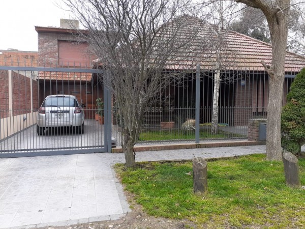 CASA 5 AMBIENTES CON PARQUE Y QUINCHO - BARRIO JARDIN PERALTA RAMOS-APTA CREDITO