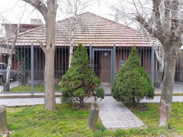 CASA 5 AMBIENTES CON PARQUE Y QUINCHO - BARRIO JARDIN PERALTA RAMOS-APTA CREDITO